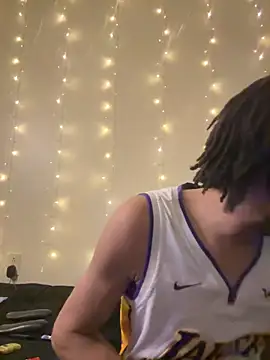 Snapshot of magic_man1085 chatting on February 7, 7:56 am magic man1085 online show from February 7, 7:56 am