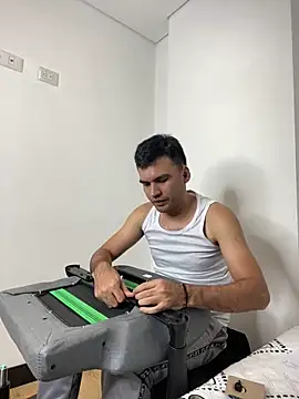 Snapshot of HAMILTONG12 chatting on February 16, 10:17 pm HAMILTONG12 online show from February 16, 10:17 pm