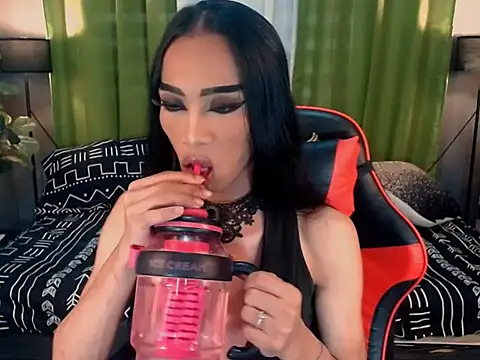 Snapshot of VeshtidaTS chatting on February 8, 2:37 am VeshtidaTS online show from February 8, 2:37 am