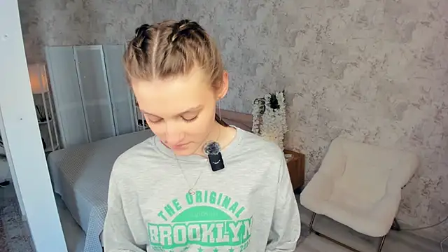 Snapshot of LianneBynon chatting on February 4, 8:09 am LianneBynon online show from February 4, 8:09 am