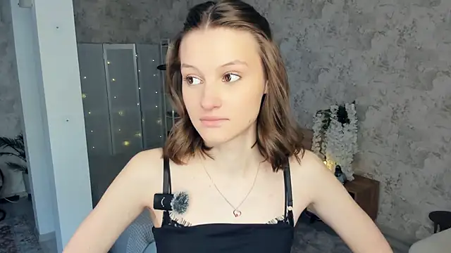 Snapshot of LianneBynon chatting on February 5, 8:30 am LianneBynon online show from February 5, 8:30 am