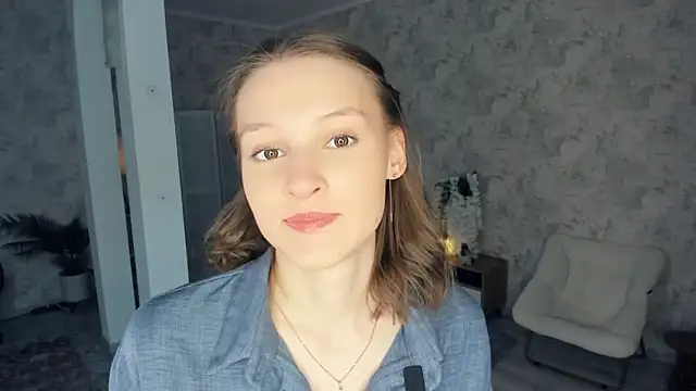 Snapshot of LianneBynon chatting on February 8, 8:29 am LianneBynon online show from February 8, 8:29 am