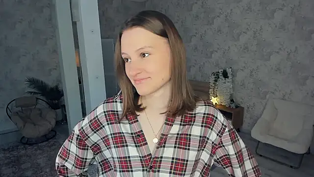 Snapshot of LianneBynon chatting on February 21, 8:26 am LianneBynon online show from February 21, 8:26 am