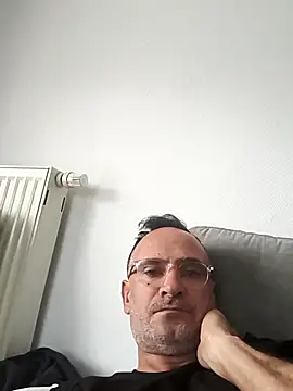 Snapshot of bobo672 chatting on March 11, 6:52 am bobo672 online show from March 11, 6:52 am