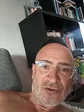 Snapshot of bobo672 chatting on April 9, 6:19 am bobo672 online show from April 9, 6:19 am