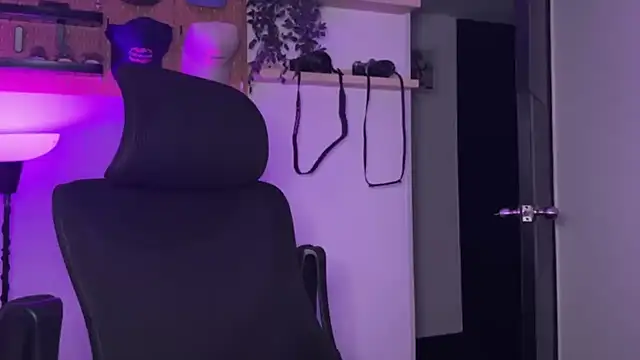 SamDornan51 online show from April 18, 5:55 am