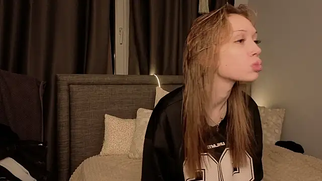 Snapshot of CarmenScott chatting on March 1, 8:33 pm CarmenScott online show from March 1, 8:33 pm