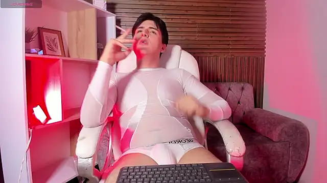 Snapshot of noahWolff_ chatting on February 1, 4:44 am noahWolff online show from February 1, 4:44 am