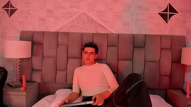 Snapshot of noahWolff_ chatting on February 14, 6:32 am noahWolff online show from February 14, 6:32 am