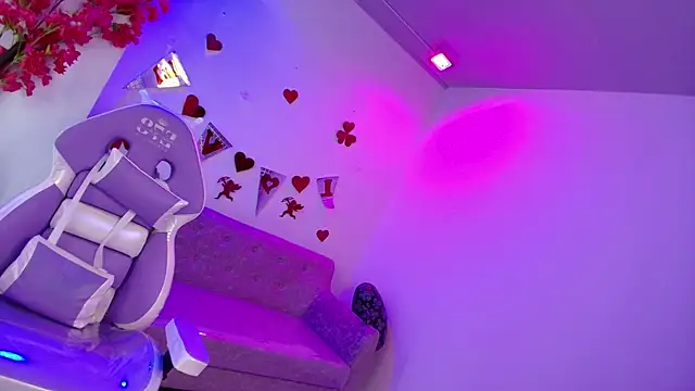 Snapshot of Maddie_T18 chatting on February 21, 11:44 am Maddie T18 online show from February 21, 11:44 am