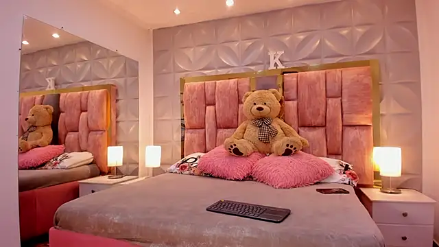 Snapshot of Paris_Velvet chatting on February 7, 10:13 pm Paris Velvet online show from February 7, 10:13 pm