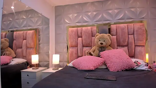 Paris Velvet online show from April 16, 10:45 pm