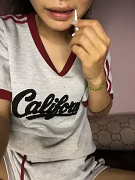 siting00 online show from April 7, 1:44 pm