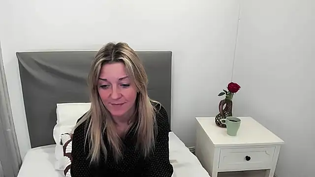 MileyXStar online show from February 4, 9:09 pm