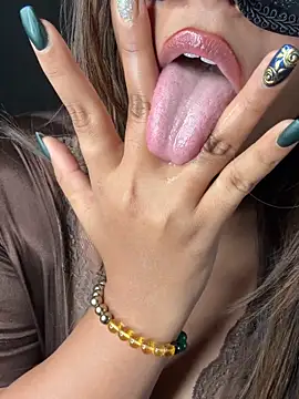 Snapshot of queen-panda chatting on February 15, 9:33 pm queen-panda online show from February 15, 9:33 pm