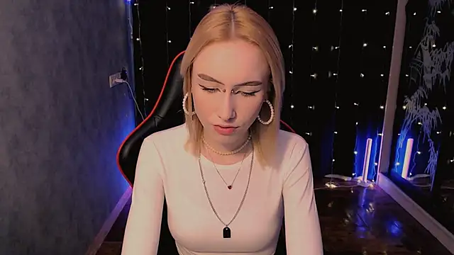 Snapshot of crybambi chatting on February 17, 8:33 am crybambi online show from February 17, 8:33 am