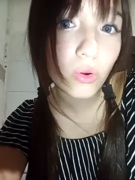 Snapshot of dieciochoyundia chatting on February 15, 12:18 am dieciochoyundia online show from February 15, 12:18 am