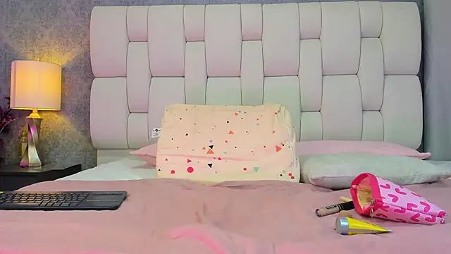 Snapshot of sophiaa10 chatting on February 6, 7:06 pm sophiaa10 online show from February 6, 7:06 pm