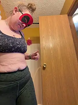 lickablelynn87 online show from February 7, 5:49 pm