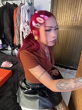 Snapshot of suky_pou chatting on February 4, 8:25 pm suky pou online show from February 4, 8:25 pm