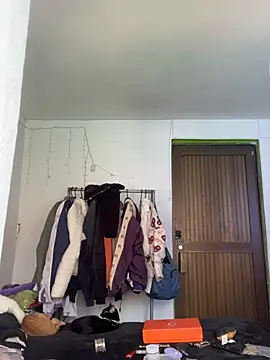 Snapshot of suky_pou chatting on February 9, 6:23 pm suky pou online show from February 9, 6:23 pm