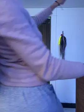 Snapshot of suky_pou chatting on February 17, 4:24 pm suky pou online show from February 17, 4:24 pm