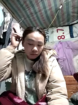 Snapshot of Bella-222 chatting on February 12, 8:15 pm Bella-222 online show from February 12, 8:15 pm