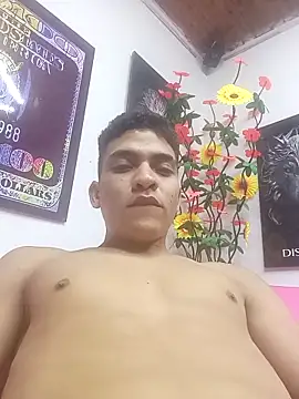 Snapshot of NikoHot_anatole chatting on April 25, 12:57 am NikoHot anatole online show from April 25, 12:57 am