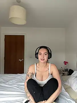 Snapshot of trinitysecretzx chatting on February 5, 12:10 pm trinitysecretzx online show from February 5, 12:10 pm