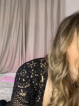 Snapshot of Alyxra chatting on February 9, 8:18 am Alyxra online show from February 9, 8:18 am