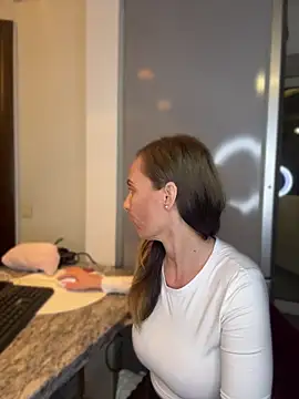 DivineAmely online show from April 14, 7:31 pm