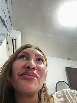 Snapshot of Rhieanne chatting on April 7, 6:47 am Rhieanne online show from April 7, 6:47 am