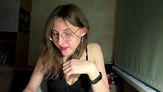 Miaaa Moon online show from June 25, 5:50 pm