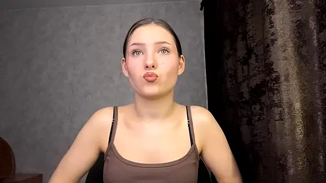 Snapshot of FoxieFlare chatting on February 10, 12:04 am FoxieFlare online show from February 10, 12:04 am