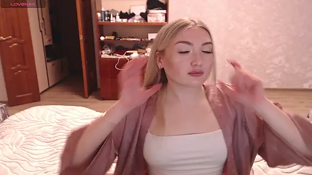 Snapshot of MiraRoy chatting on February 8, 3:15 pm MiraRoy online show from February 8, 3:15 pm