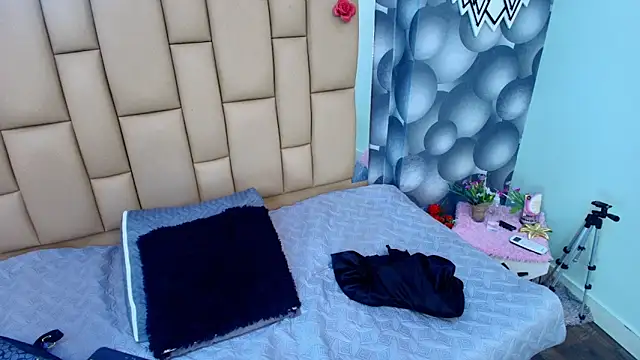 lil miia online show from February 14, 7:10 pm