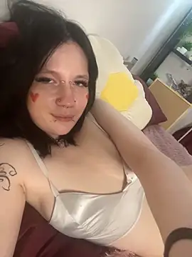 Snapshot of AuraShift chatting on February 14, 10:12 am AuraShift online show from February 14, 10:12 am