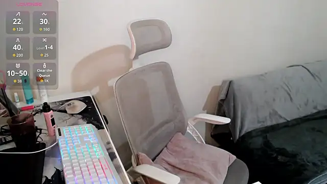 Snapshot of AustrianGirl99AtWork chatting on February 12, 12:27 am AustrianGirl99AtWork online show from February 12, 12:27 am