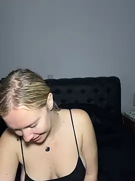 Snapshot of Ellie-rosee chatting on February 12, 7:14 am Ellie-rosee online show from February 12, 7:14 am