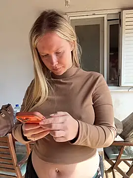 Ellie-rosee online show from March 20, 7:35 am