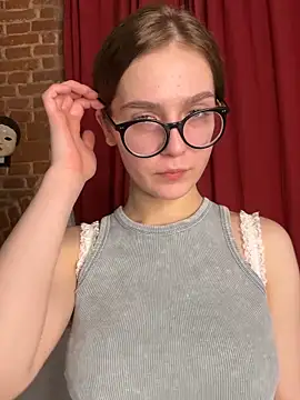 MyKittySayMeow online show from March 4, 8:48 pm