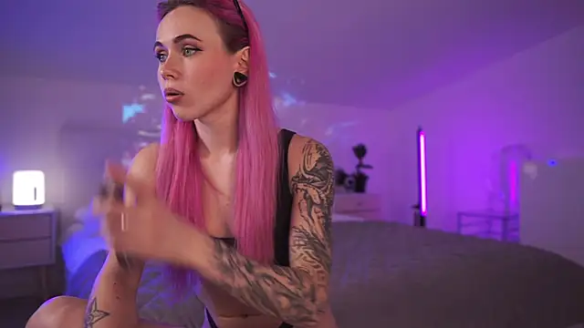 Sarah Pink online show from March 22, 5:20 pm