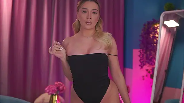 Snapshot of NadyaBlue chatting on February 16, 5:03 am NadyaBlue online show from February 16, 5:03 am