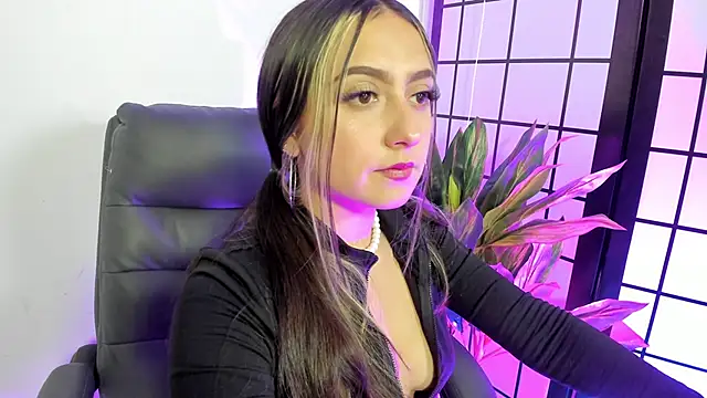 Giselle Laurens  online show from March 28, 9:36 pm