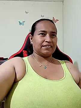 Snapshot of BustySexy_Nataly chatting on April 26, 11:35 pm BustySexy Nataly online show from April 26, 11:35 pm