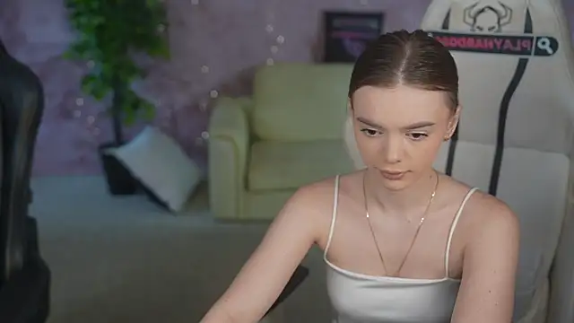 Snapshot of Zlata_Sky chatting on July 31, 2:49 pm Zlata Sky online show from July 31, 2:49 pm
