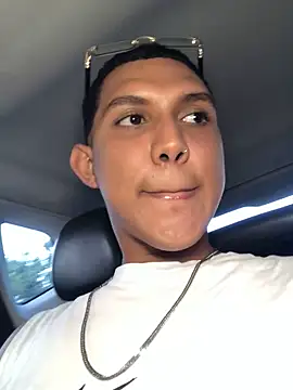 Snapshot of _Usher chatting on February 21, 10:11 pm Usher online show from February 21, 10:11 pm