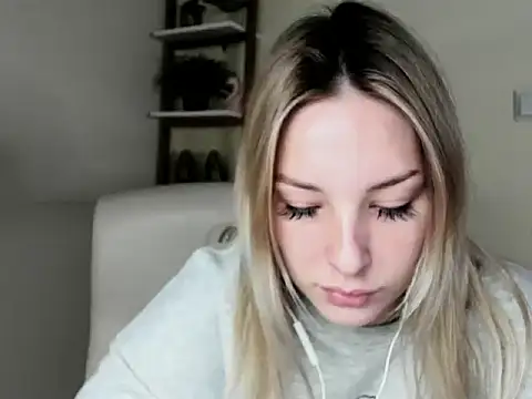 Snapshot of VelvetAngela chatting on February 12, 7:47 am VelvetAngela online show from February 12, 7:47 am