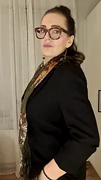 Snapshot of Bella_Velour chatting on February 17, 6:21 am Bella Velour online show from February 17, 6:21 am