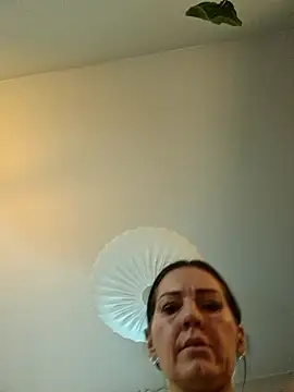 Snapshot of Bella_Velour chatting on March 1, 4:36 am Bella Velour online show from March 1, 4:36 am